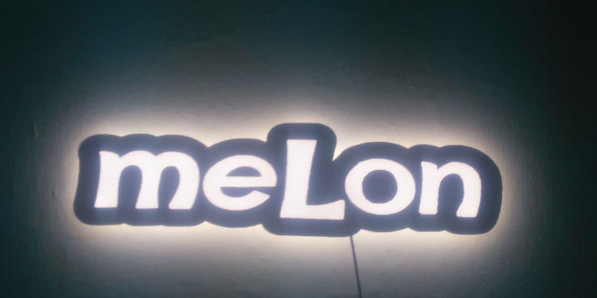 ışıklı butik tabelası