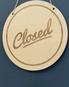 closed ahşap tabela